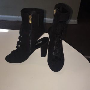 Size 6.5 Black & gold Guess Open toed heels